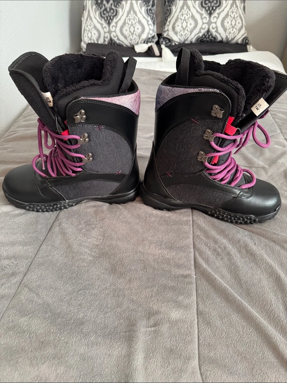 DC Black Snowboard Boots with Purple Laces boys unisex sz 7 W